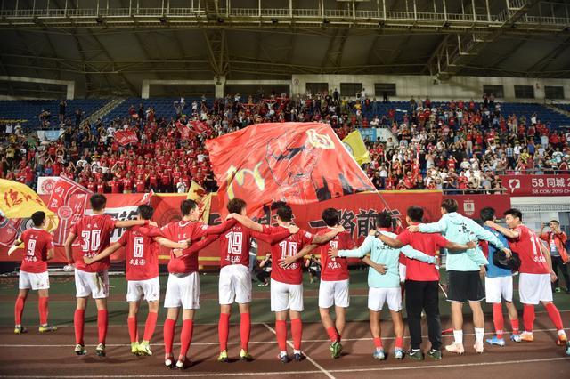 梅西决赛2助攻！率队3-1首次夺冠，一夜又创纪录：生涯47次捧杯（梅西决赛两助攻，率队3-1摘队史首冠，一夜再刷纪录：生涯第47冠）