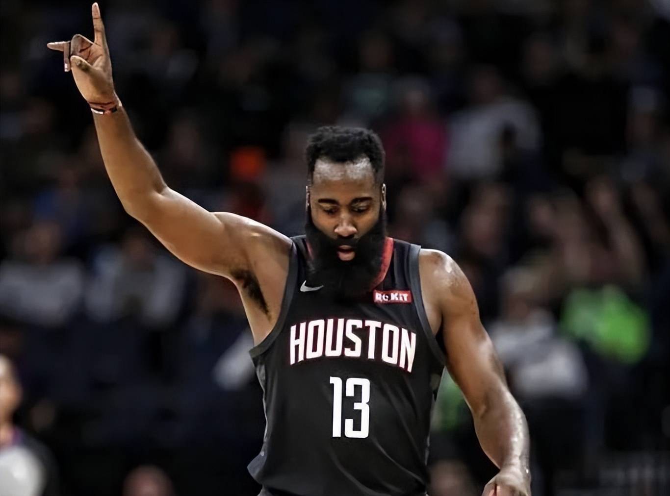 安东内拉偶遇网红街头采访：你是做什么工作的（安东内拉街头巧遇网红采访，被问从事何职）