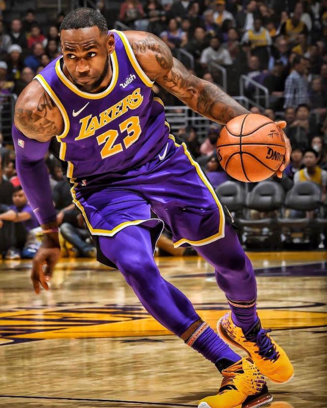 詹姆斯关键时刻稳住节奏（决胜时刻，詹姆斯掌控比赛节奏）