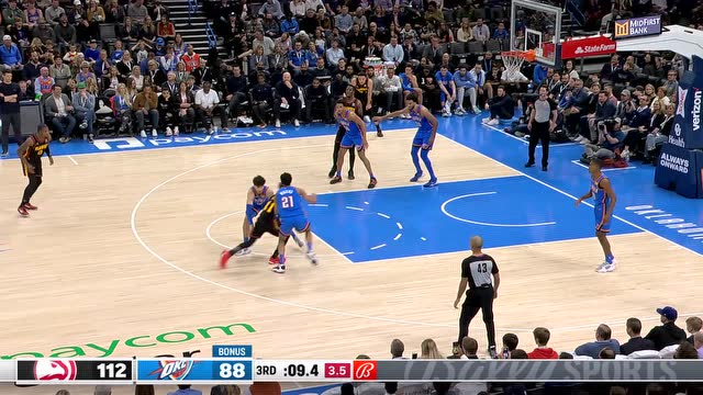 帕斯精彩晃动转身让老大哥劳塔罗滑倒（帕斯炫技转身过人，老大哥劳塔罗被晃倒）