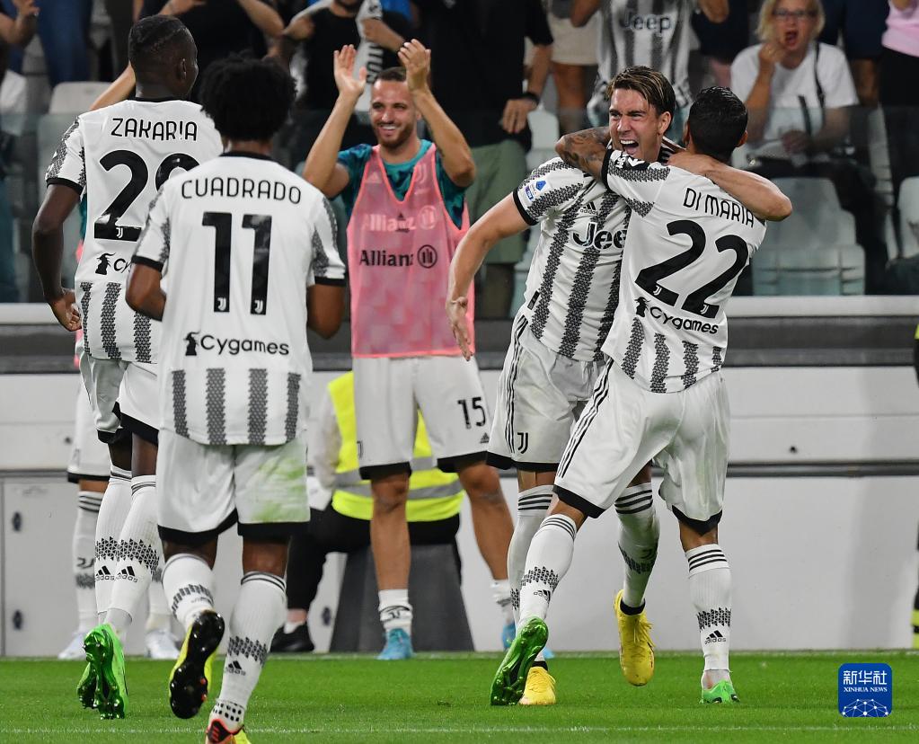 科贝记者：法兰克福球迷往巴萨球迷区投掷杂物甚至发射焰火（科贝记者称法兰克福球迷向巴萨看台投掷杂物并发射焰火）