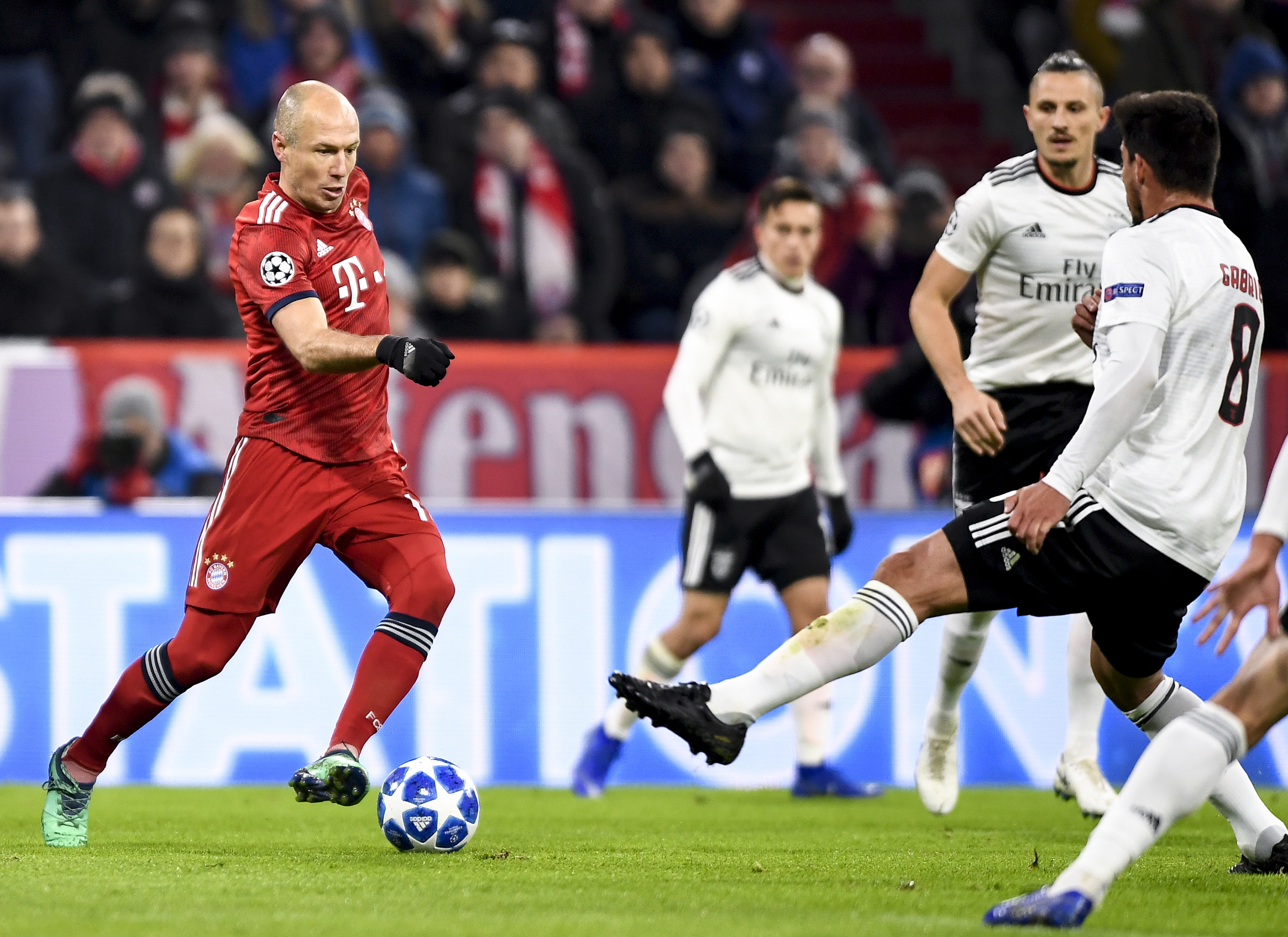 传记作者：亚马尔早期对莱万很不满，后来明白对方是想帮自己（传记作者：亚马尔曾对莱万不满，后知其为善意相助）