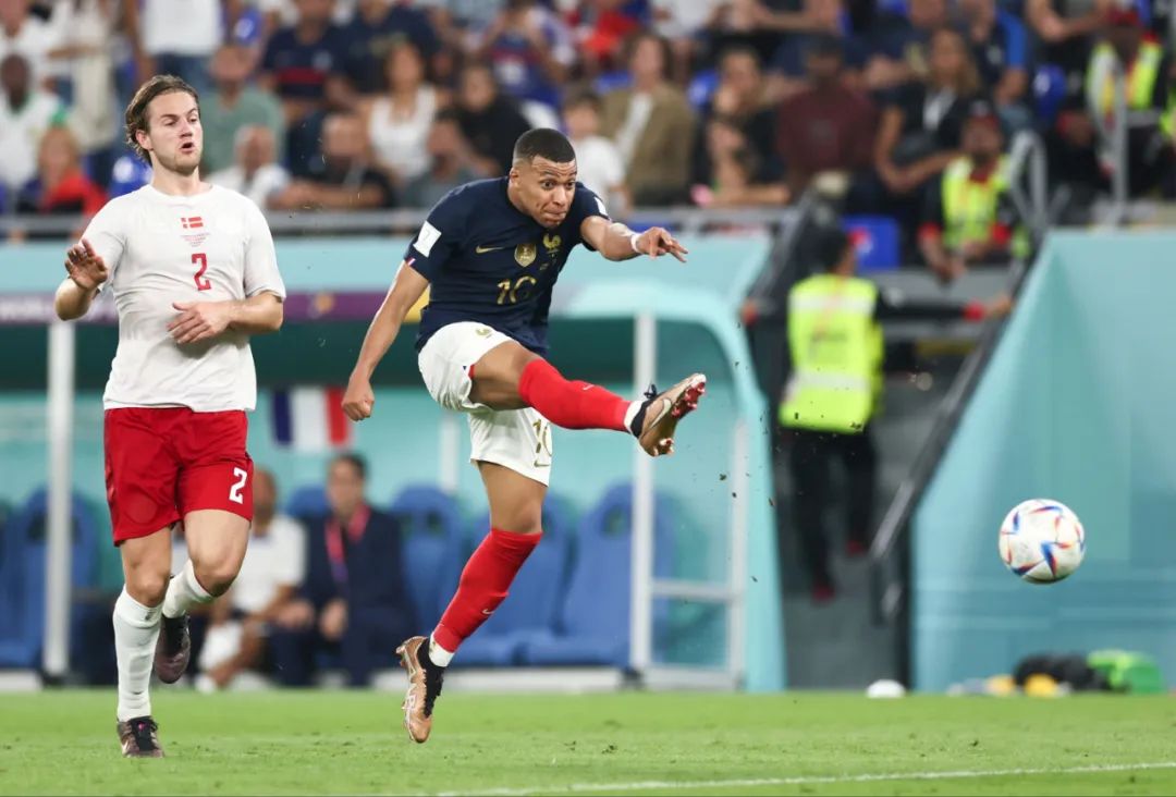 球员摊手表达不满（球员摊手示意不满）