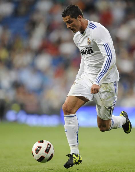 FM26逆天Bug，外场球员“闪现”至门前挡出对方主罚的点球（FM26离谱Bug：外场球员瞬移到门前封堵对手点球）