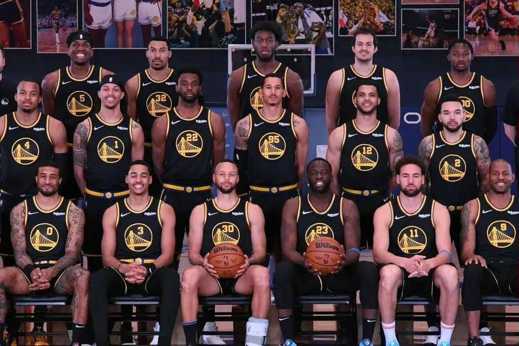 为了赢，你的面相都变了！ 贺希宁在底角用力使相，都快变成布克了（为赢球气质都变了！贺希宁底角强势开火，简直化身布克）