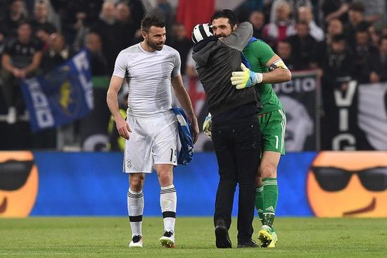 遗憾空砍！伦纳德20中10砍下30分，背靠背2场均贡献30+（空砍憾负！伦纳德20投10中砍下30分，背靠背两战场均30+）