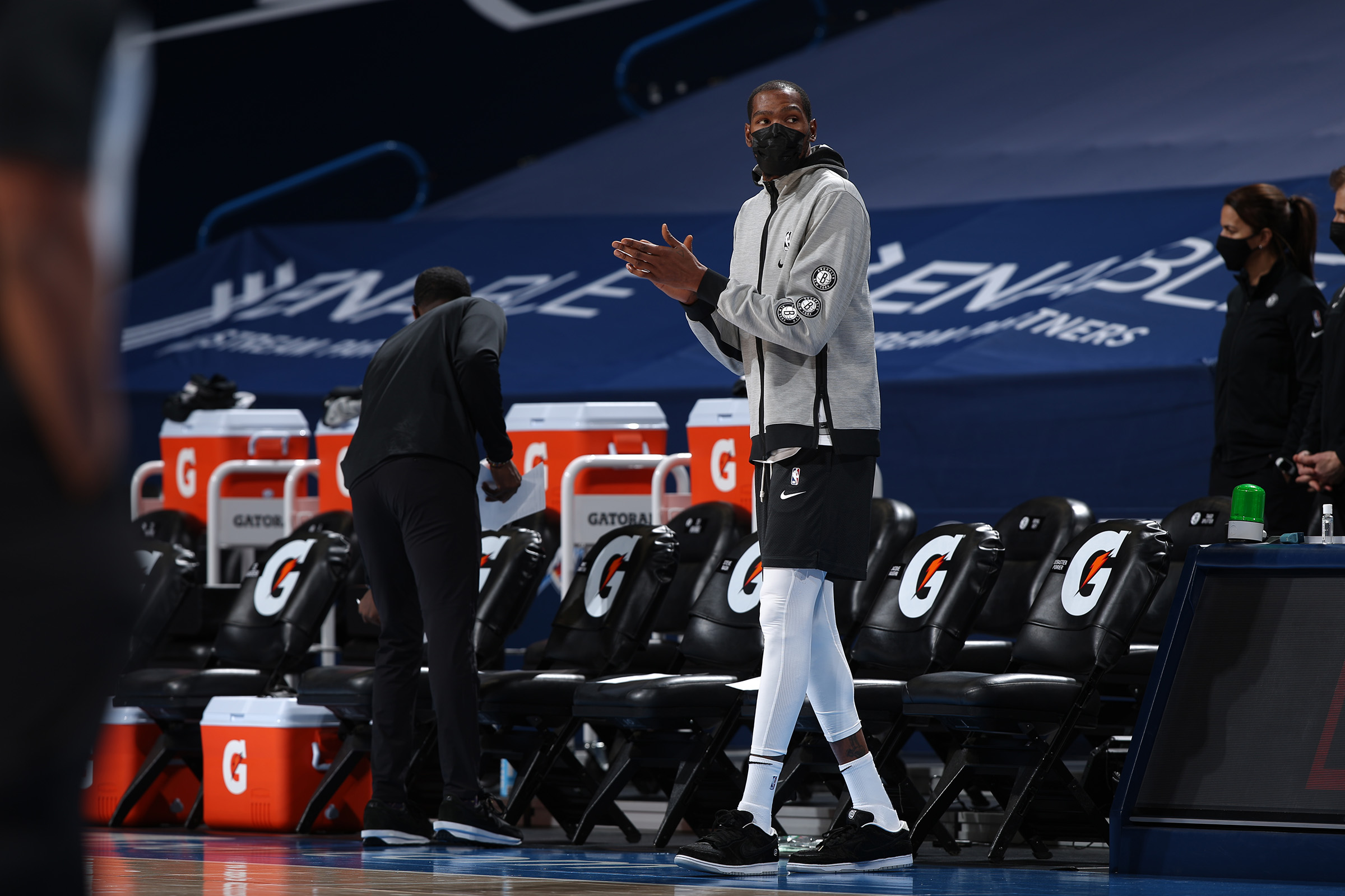 U21女排世锦赛：中国女排强势晋级，与美国队的巅峰对决锁定小组第一（U21女排世锦赛：中国女排强势晋级，与美国巅峰相遇锁定小组头名）